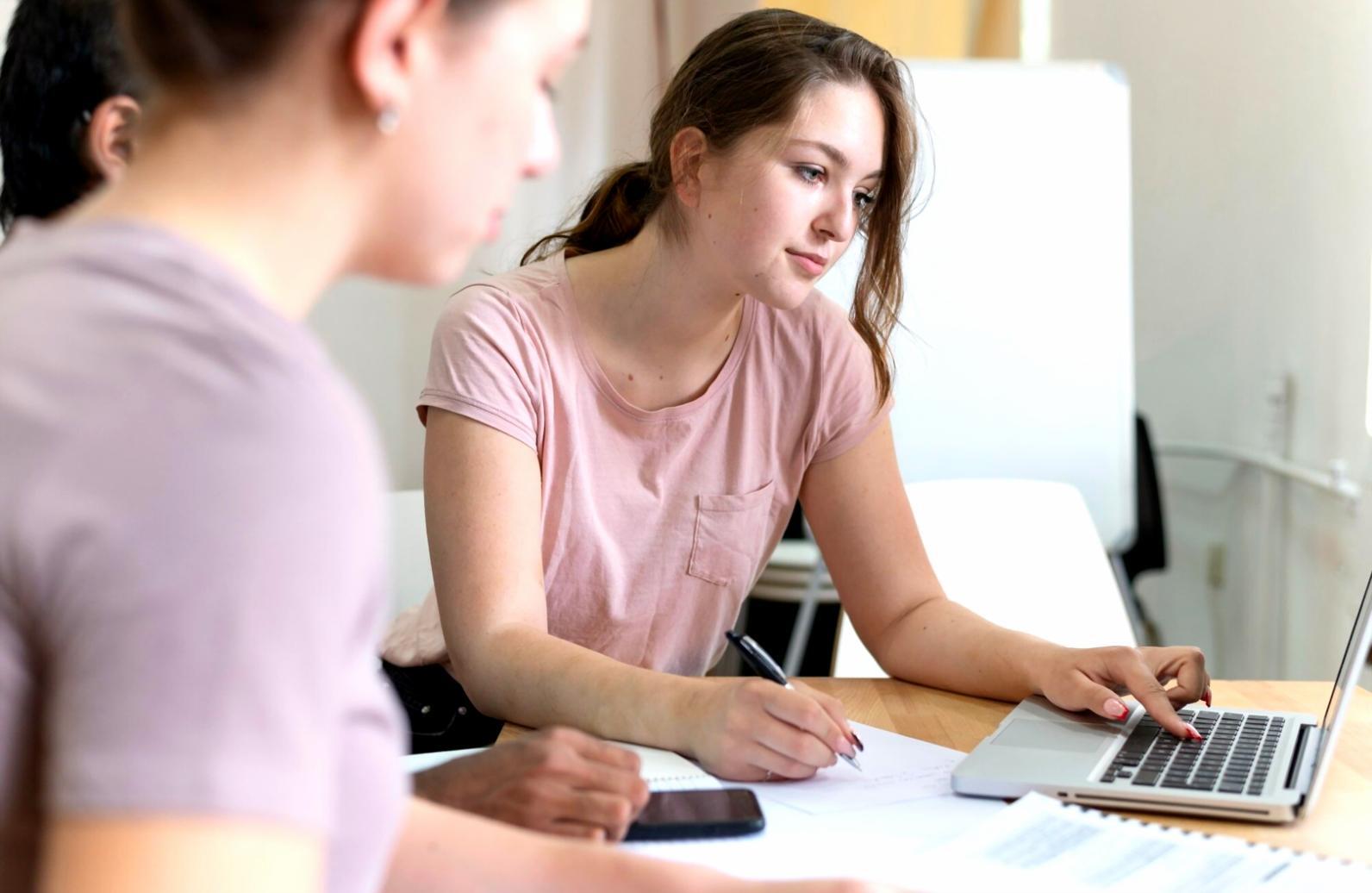 Moderne Finanzberatung mit digitalen Tools und Dokumenten