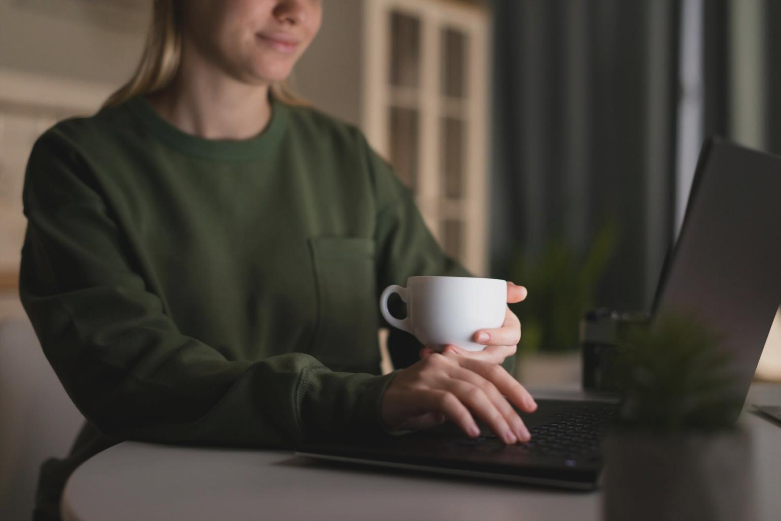 Professionelle Webinar-Atmosphäre mit Finanzunterlagen und modernen Präsentationstools